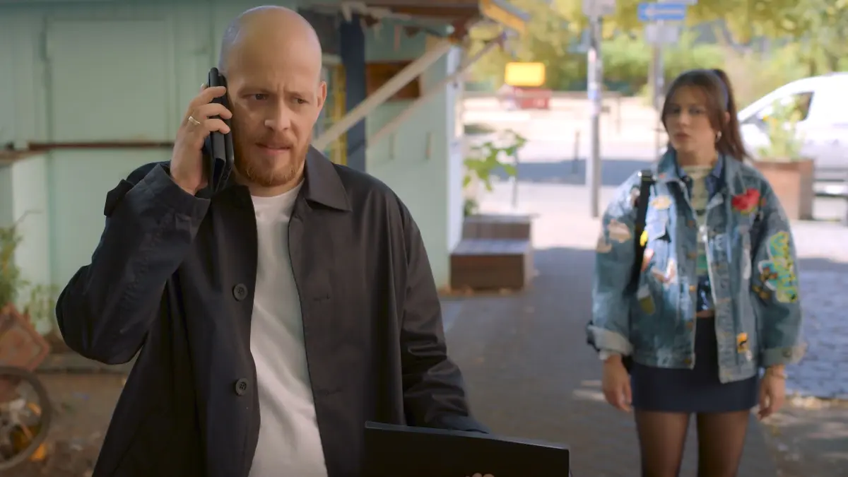 Tobias (Patrick Müller) drückt auf die Tränendrüse, um näher an sein Ziel zu kommen. Rechts Marie (Maira Kellers)