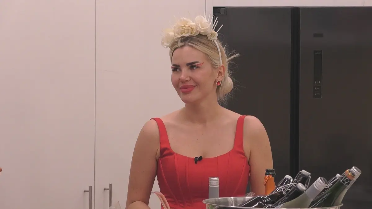 Kim Virginia muss an Tag 9 die Show verlassen und trifft in der Late Night Show auf Leyla und Mike.