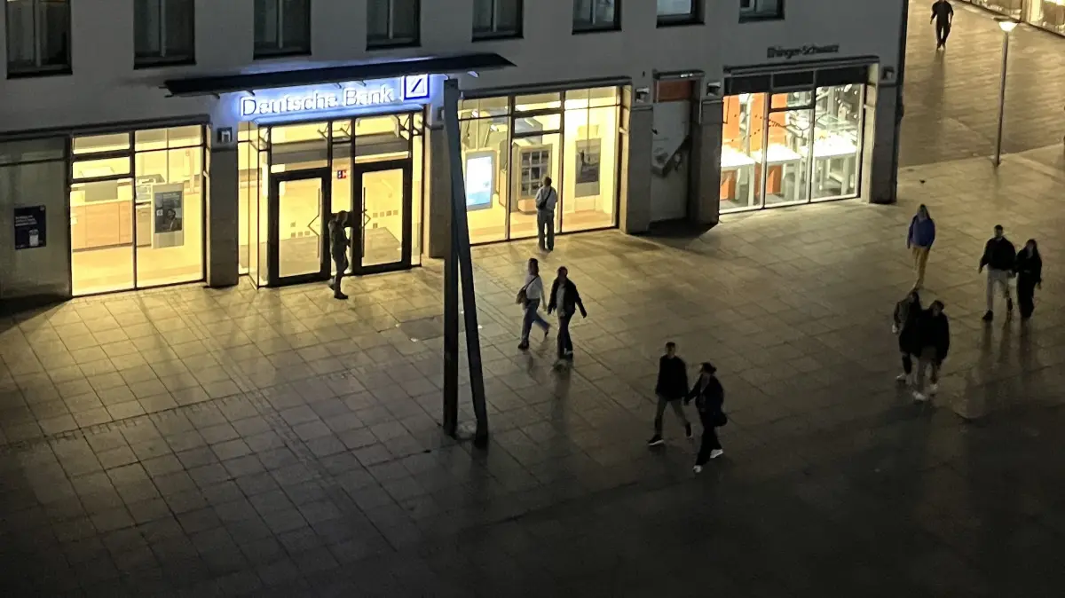 Das Mahnmal für die Weiße Rose am Münsterplatz hatte wochenlang Schieflage. Das Foto entstand bei der Kulturnacht am 19. September vom Stadthaus-Dach.