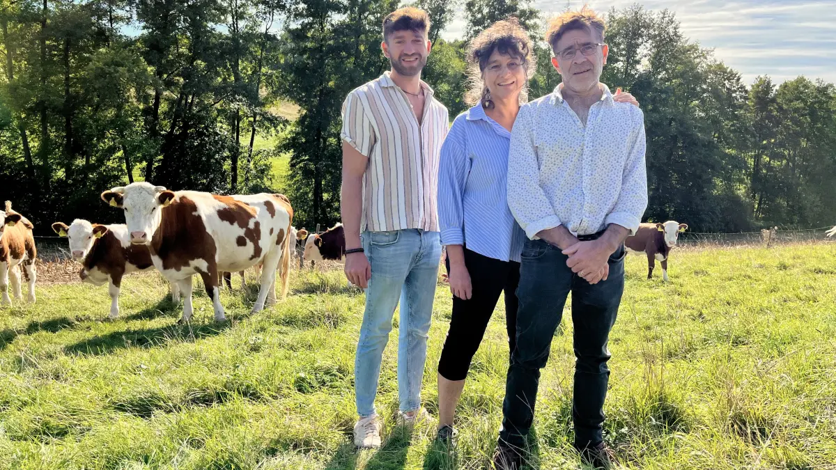 Lorenz, Sybille und Wolfgang Rieg bei ihren Kühen auf einer Weide bei Bühlerzell.