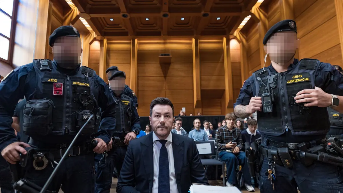 René Benko bekommt eine Fußfessel : Der Angeklagte Rene Benko, Gründer des Immobilien- und Handelsimperiums Signa, sitzt während der Wiederaufnahme des Prozesses gegen ihn wegen des Vorwurfs der betrügerischen Insolvenz im Zusammenhang mit einer Mietvorauszahlung im Landesgericht in Innsbruck. (zu dpa: «Hausarrest statt Gefängnis für Signa-Gründer Benko»)