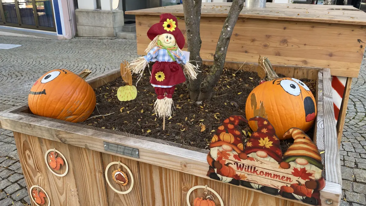 Der Hechinger Marktplatz ist herbstlich umdekoriert worden. Viele Lampions am Stadthimmel haben sich in Geistergesichter verwandelt.
