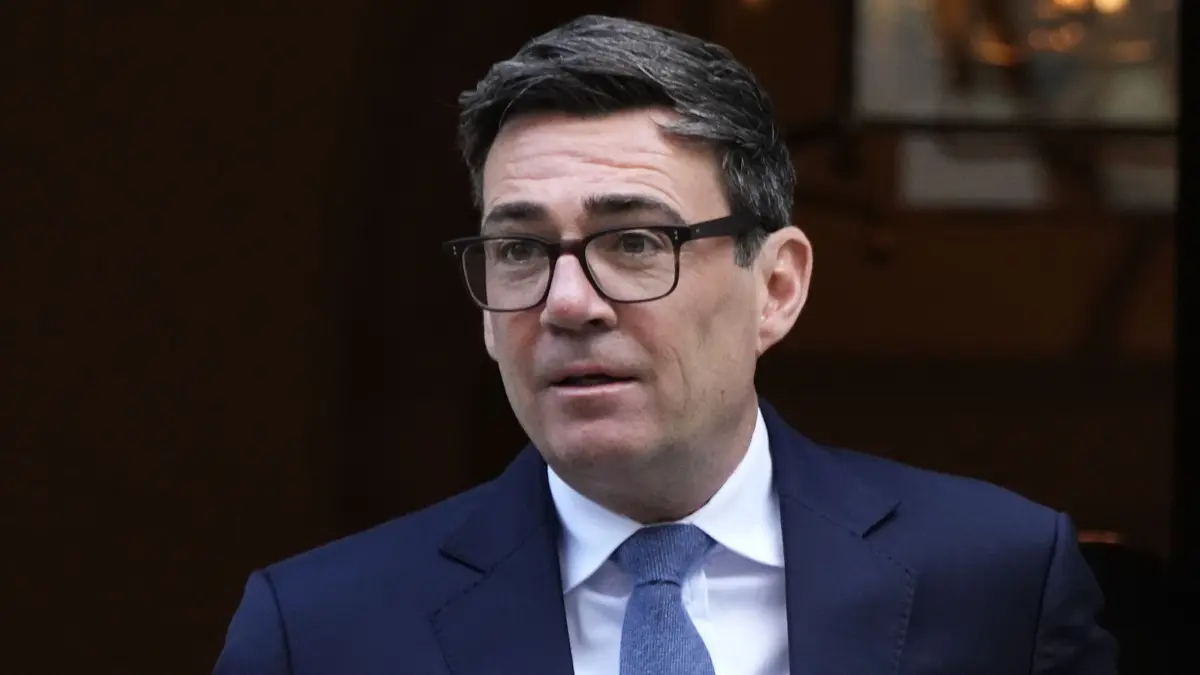 Fragestunde im britischen Parlament: 14.10.2026, Großbritannien, London: Großbritanniens Premierminister Andy Burnham verlässt die Downing Street 10, um an der Fragestunde des Premierministers im Parlament teilzunehmen. Foto: Jordan Pettitt/PA Wire/dpa +++ dpa-Bildfunk +++