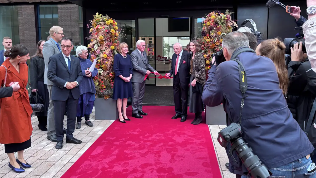 Rotes Band zur Kunsthalle feierlich gelöst: Reinhold Würth empfängt Bundespräsident Frank-Walter Steinmeier und Ministerpräsident Cem Özdemir zur Wiedereröffnung in Schwäbisch Hall.