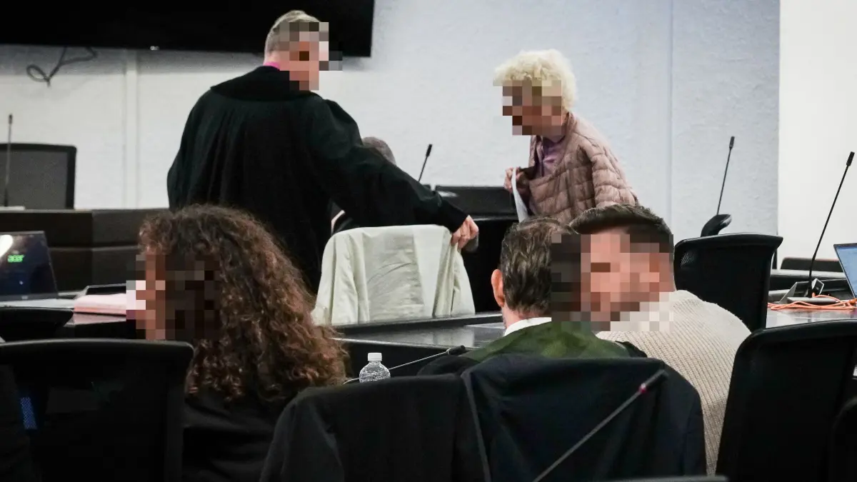 Berufungsverhandlung Die 70-jährige Autofahrerin steht nach dem Unfalltod des Motorradpolizisten Thomas Hohn bei der Fußball-EM 2024 erneut vor dem Landgericht Stuttgart - gepixelt
