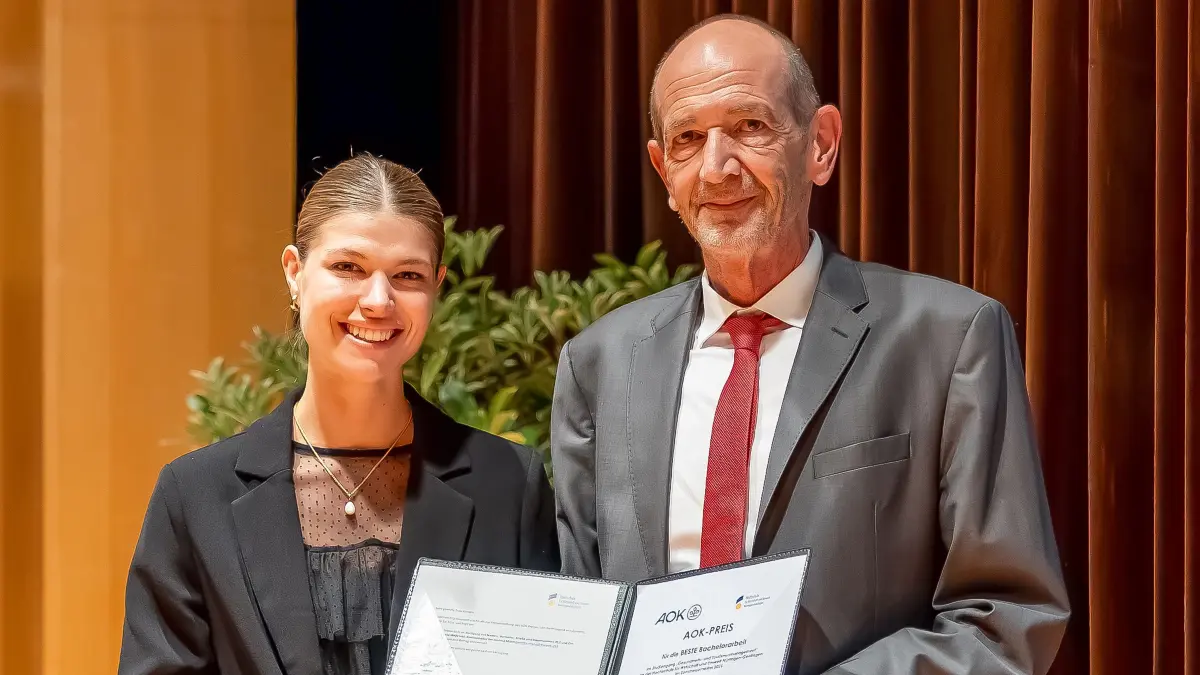Die Preisträgerin Madeleine Sophie Borazio mit HfWU-Dekan Professor Dr. Gerhard Mauch.