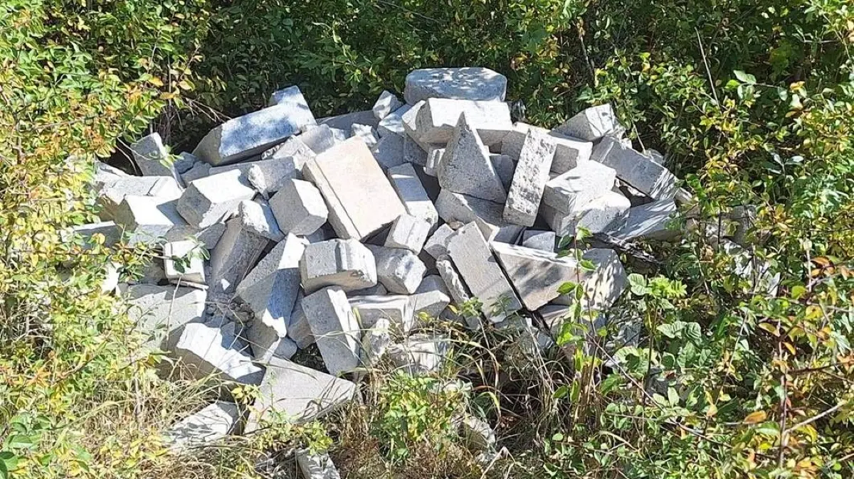 Unbekannte haben bei Lauterach tonnenweise Bauschutt in der Natur entsorgt.