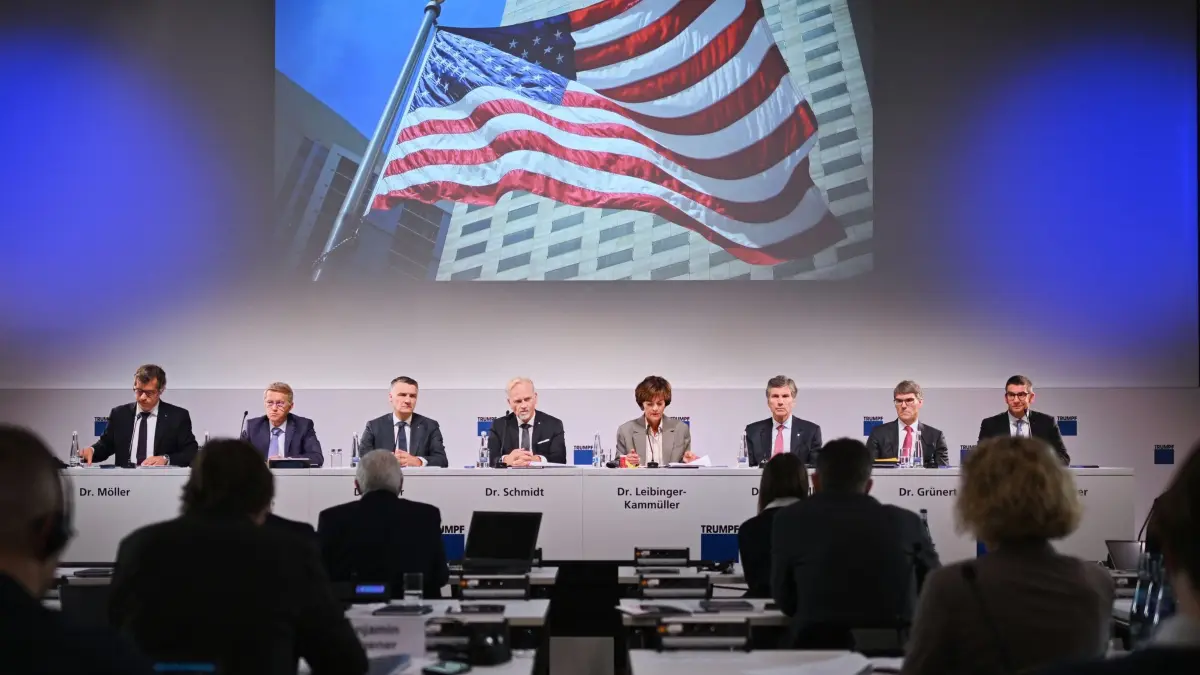 Trumpf SE Jahres-Pressekonferenz: 15.10.2026, Baden-Württemberg, Ditzingen: Journalisten verfolgen die Trumpf SE Jahres-Pressekonferenz. Foto: Marijan Murat/dpa +++ dpa-Bildfunk +++