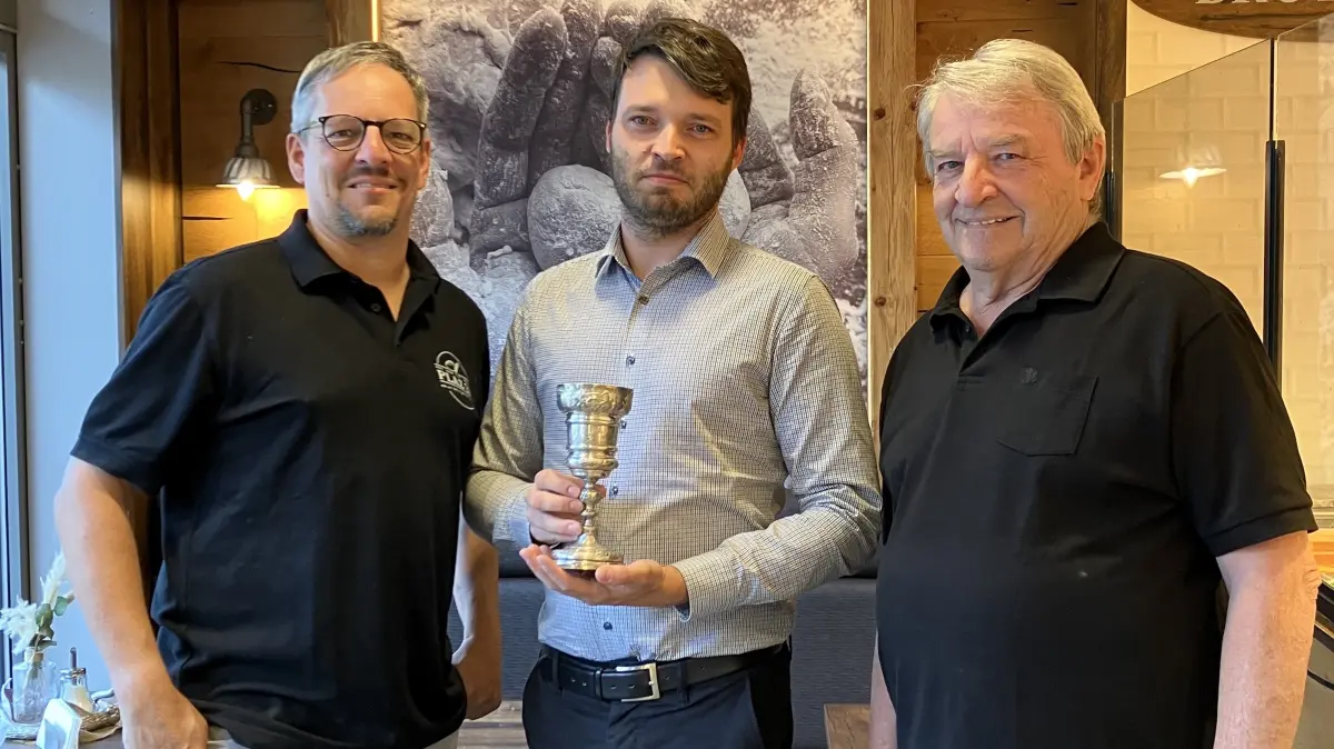 Tobias Plaz (links) und Roland Plaz (rechts) übergaben die Sammlung der Bäcker-Innung an Kreisarchivar Dr. Louis-David Finkeldei (Mitte).