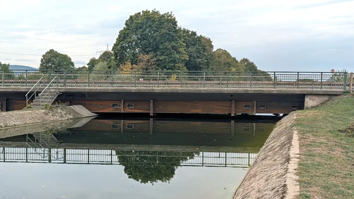 Die Brücke der L371 zwischen Tübingen und Hirschau überspannt nicht nur den Neckar, sondern auch den benachbarten und mehrere Meter höher gelegenen Neckarkanal.