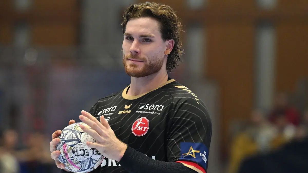 Johannes Golla: ARCHIV - 08.10.2026, Hessen, Kassel: Handball, Männer: Champions League, MT Melsungen - HBC Nantes, Vorrunde, Gruppe B, 3. Spieltag, Rothenbach-Halle. Johannes Golla (MT Melsungen) hält den Ball. (zu dpa: «Golla zieht Kündigung zurück - Melsungen lehnt SG-Angebot ab») Foto: Swen Pförtner/dpa +++ dpa-Bildfunk +++