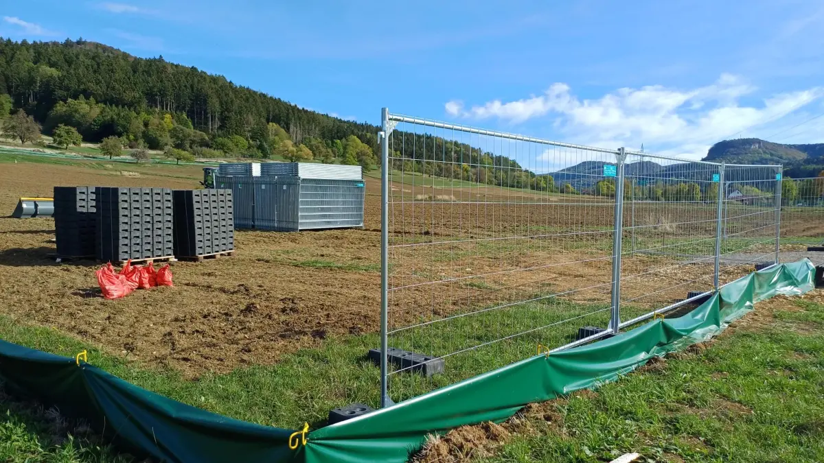 Das Baufeld des neuen Zentralklinikums bei Balingen-Dürrwangen: Der Bauzaun wurde schon teils errichtet.