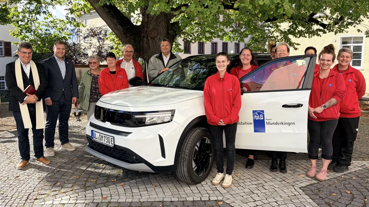 Mitarbeiter der Sozialstation (im roten Oberteil) mit dem neuen Opel Frontera, Pfarrer Dr. Thomas Pitour (links), Bürgermeister Thomas Schelkle, Anton Neher und Nikolaus Stetter.