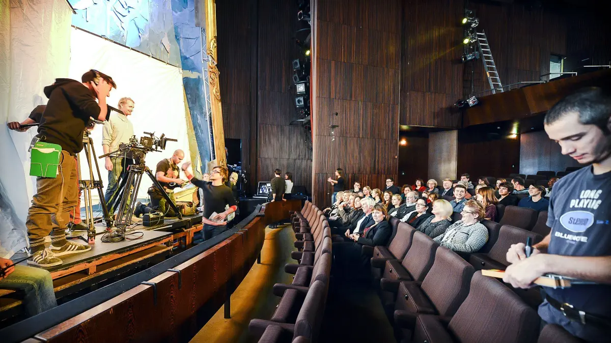 Ulm, Theater Ulm, Dreharbeiten zu „Spiel des Lebens“: Dreharbeiten zu "Spiel des Lebens" im Theater Ulm. Der Theatersaal als Filmkulisse: Regisseur Oliver Haffner (vierter von links) dirigiert das Kamerateam und die Komparsen im Publikum. Komparse