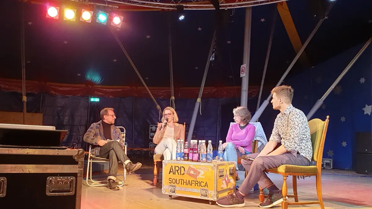 Diskussion übers Fahrradfahren nach Film Cycling Cities im Kinderzirkus Maroni, v.l. Florian Jung (Grüne Liste), Ann Kathrin Traub (Bürgermeisterin), Carmen Ketterl (ADFC), Ingwar Perowanowitsch (Filmemacher)