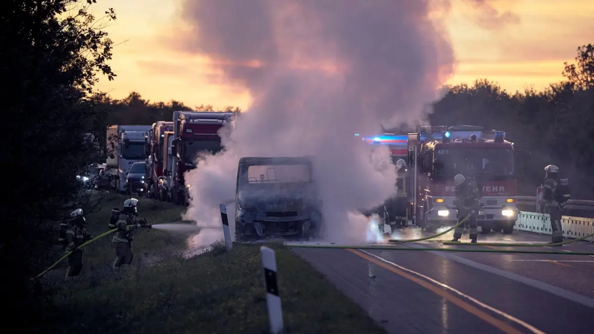 Ein Kleintransporter ist auf der A6 kurz vor der Anschlussstelle Aurach in Richtung Nürnberg in Brand geraten
