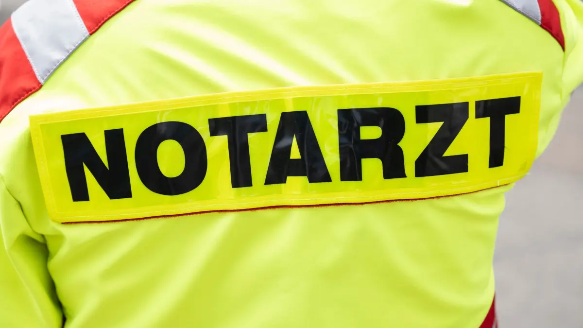 Notarzt: ARCHIV - 27.06.2023, Hessen, Brachttal: Ein Notarzt der Feuerwehr. (zu dpa: «Fußgänger stirbt nach Unfall in Wetzlar») Foto: Boris Roessler/dpa +++ dpa-Bildfunk +++