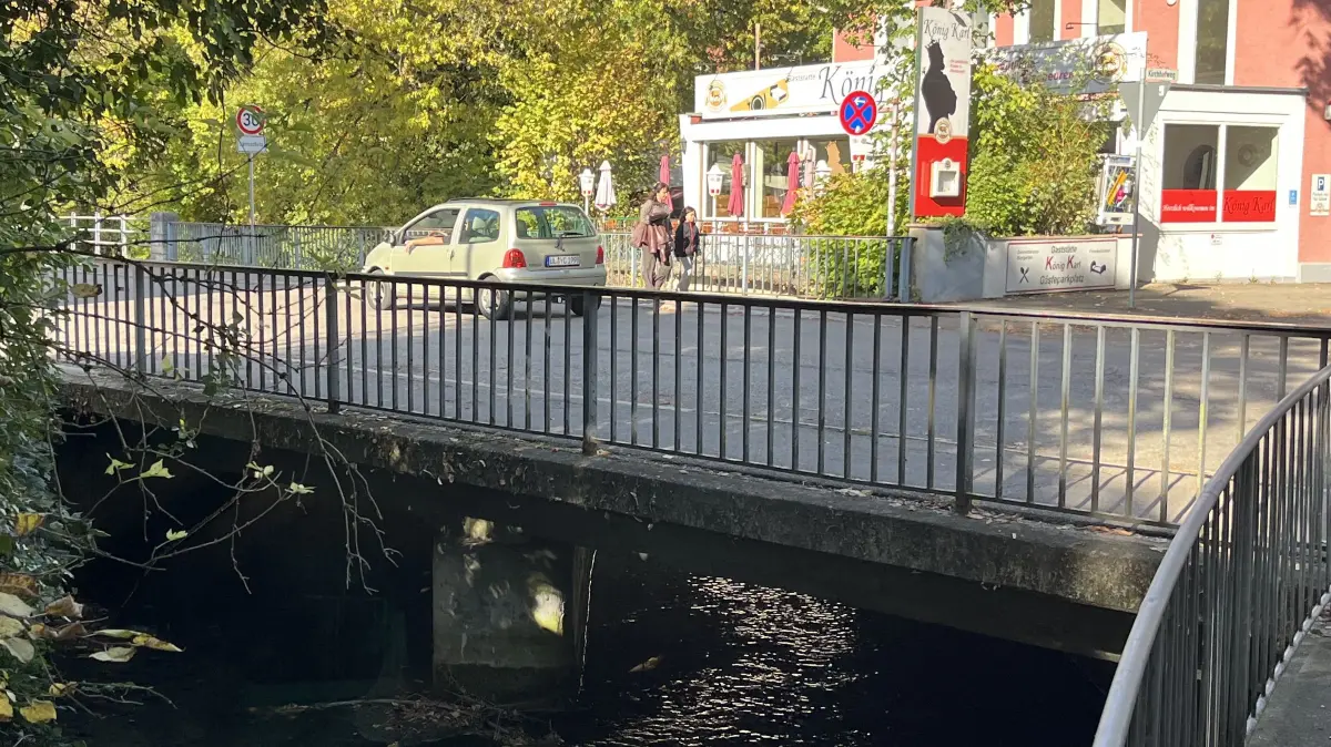 Die König-Karl-Brücke über die Blaubeurer Ach muss saniert werden. Die zentrale Karlstraße wird dort ab Juni komplett gesperrt.