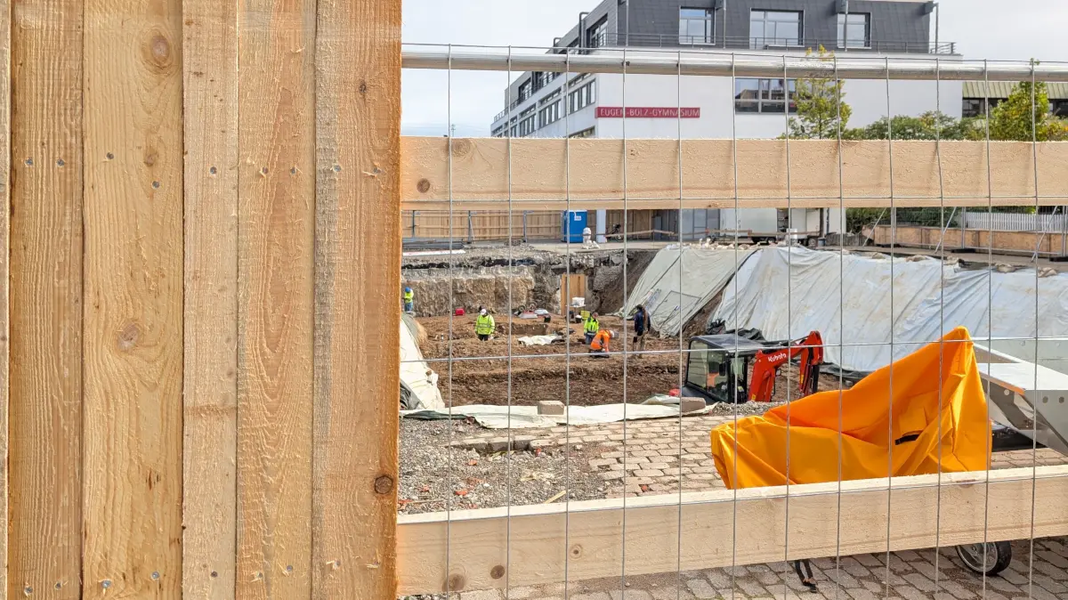 EBG Baustelle, Stadtverwaltung lässt Bretterzaun aufstellen
