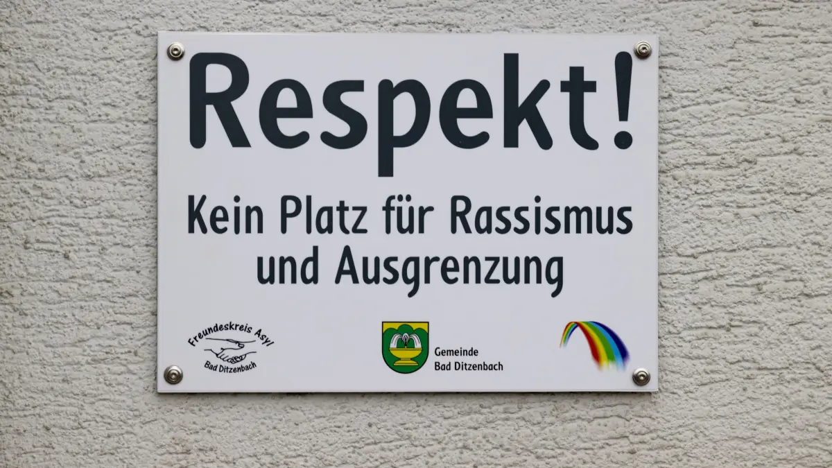 Bad Ditzenbacher - Wiederholte Anbringung des Schildes "Respekt" am Rathaus