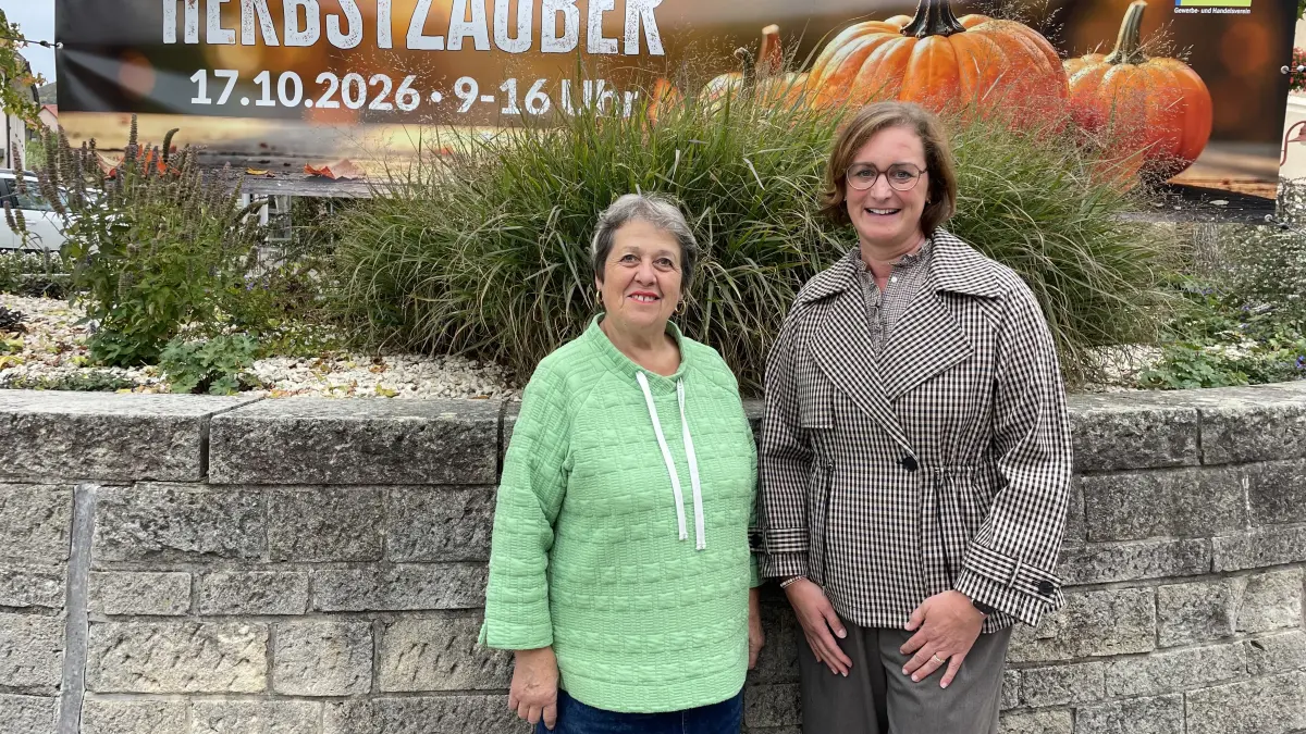 Erika Schlotterbeck und Stefanie Moro, Tourismusbeauftragte der Gemeinde Eningen, freuen sich auf den ersten Eninger Herbstzauber-Markt. In der Ortsmitte ist am Samstag einiges geboten.