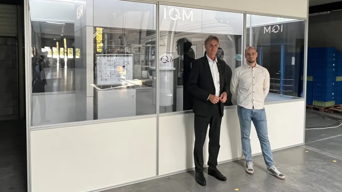 Der IQM Spark mit seinen fünf Qubits fasziniert die beiden Professoren Oliver Lenzen (li.) und Alexander Windberger.