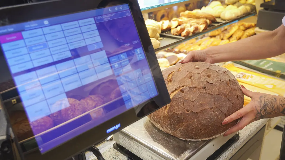 Brot: Marbach am Neckar - Immer mehr Bäcker verkaufen Brot nicht mehr zum Stückpreis, sondern nach Gewicht und wiegen es grundsätzlich ab. Zum Beispiel der Obere Beck aus Erdmannhausen. Dafür haben sie sich teure Waagen angeschafft. HIntergrund ist ein Urteil aus Bayern. Im Bild: Besenbrot im Bäckerado, Güntterstraße, Marbach