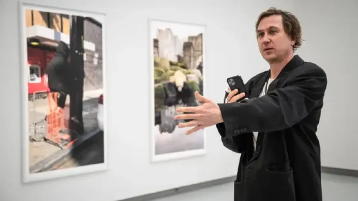 Lars Eidinger vor zwei seiner für die Kusthallenausstellung groß aufgezogenen Handy-Fotos.