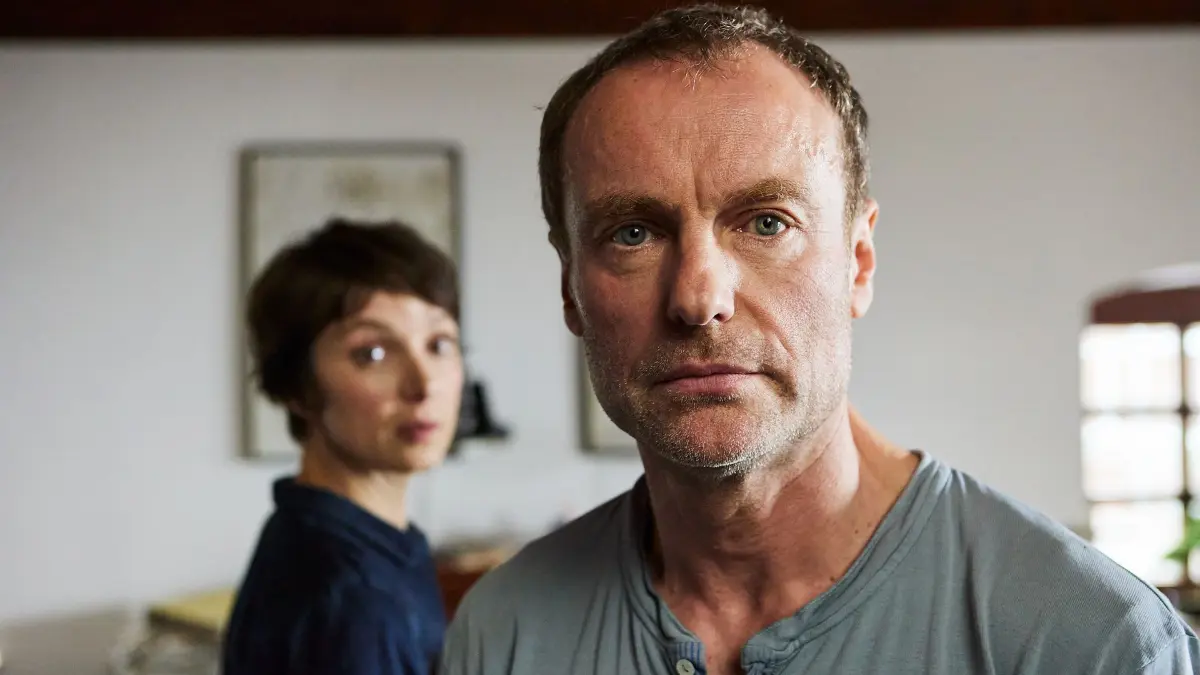 Thies (Mark Waschke) macht sich alleine auf die Suche nach Aaron.