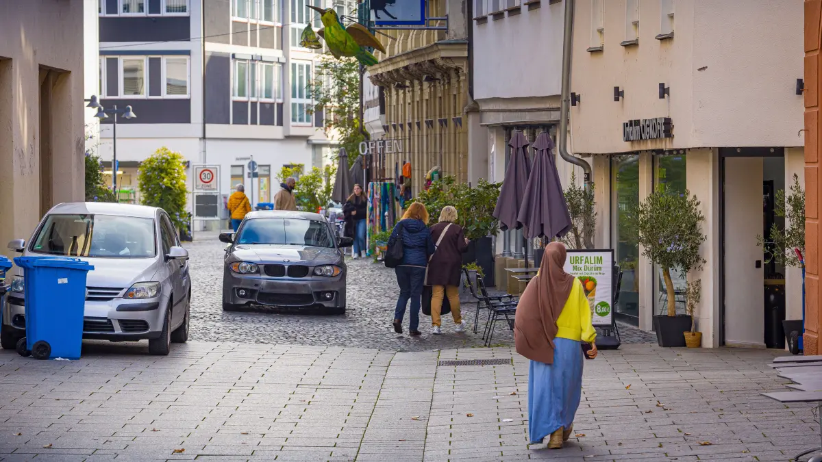 Autos fahren durch die Fussgängerzone Schuhhausgasse
