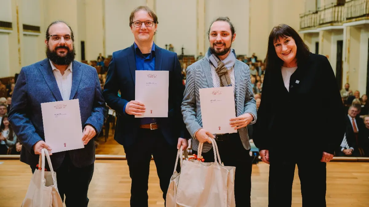 Ausgezeichnete Hochschullehre (von links): Dr. Tjark Müller, Dr. Frank Papenmeier und Gerrit Anders erhielten gemeinsam mit ihrem Kollegen Dr. Tobias Rebholz (nicht im Bild) den Lehrpreis 2026. Professorin Karin Amos, Prorektorin für Studium und Lehre überreichte den Preis an das Team aus dem Fachbereich Psychologie.