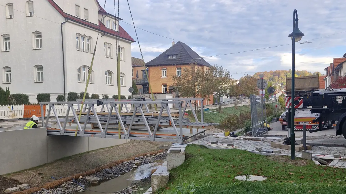 Die Aluminiumtrogbrücke in Fachwerkausbildung ist in Onstmettingen beim Klimapark über die Schmiecha eingesetzt worden.