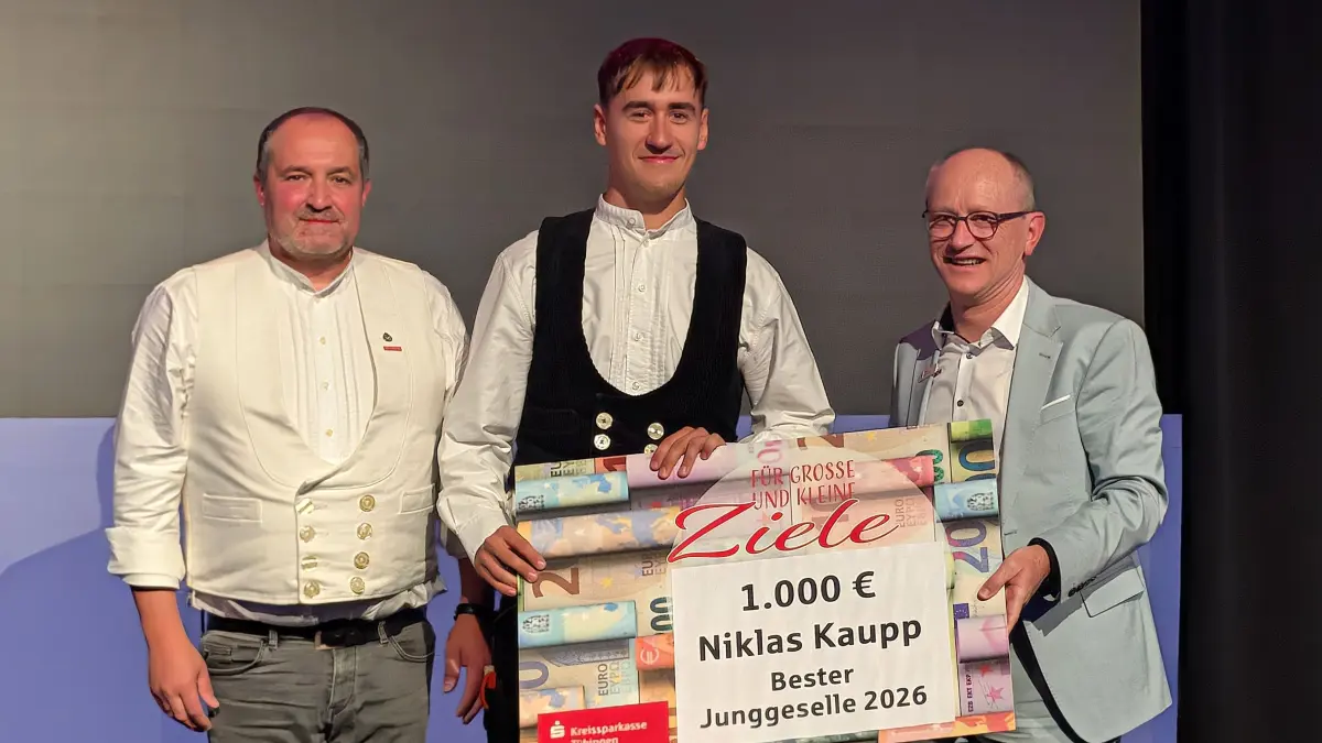 Lossprechung Kreishandwerkerschaft Tübingen (von links): Norbert Schnitzler (Kreishandwerksmeister), Zimmermann Niklas Kaupp (bester Junggeselle 2026) und Hans Lamparter (Vorstandsvorsitzender der Kreissparkasse).