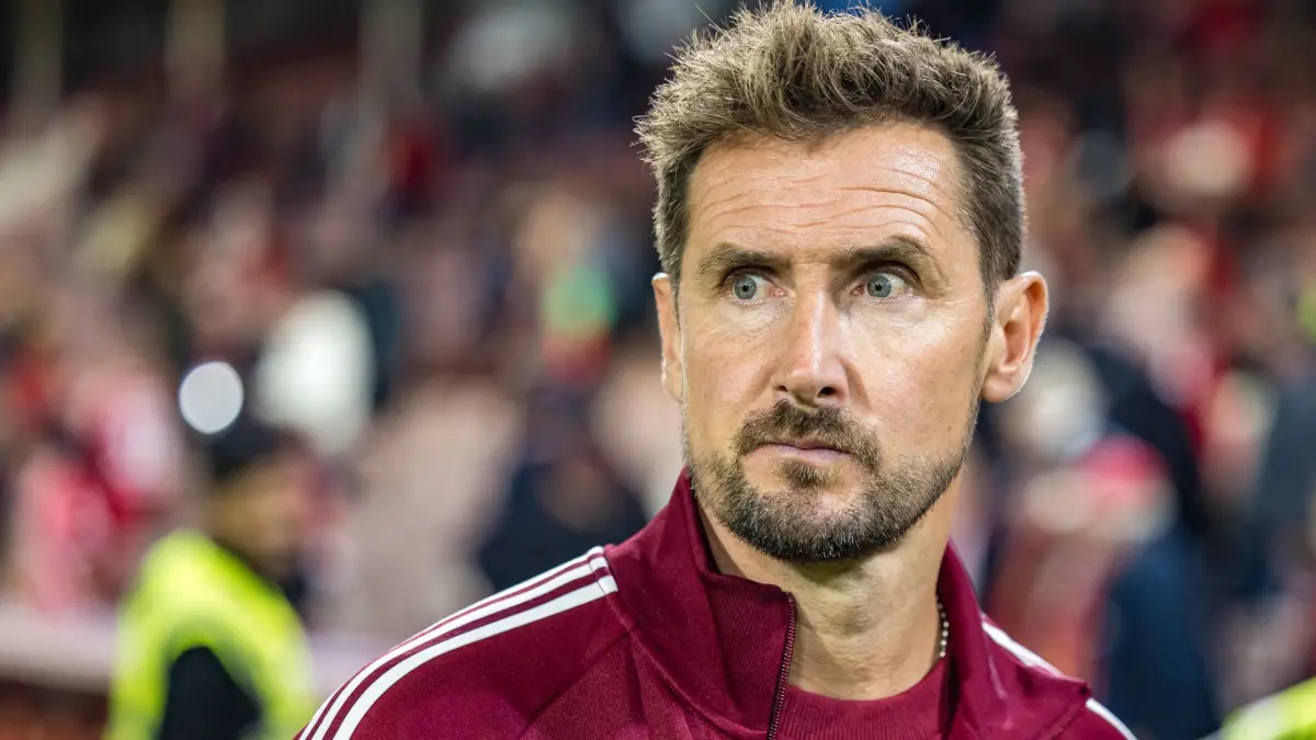 Energie Cottbus - 1. FC Nürnberg: 16.10.2026, Brandenburg, Cottbus: Fußball, Männer: 2. Bundesliga, Energie Cottbus - 1. FC Nürnberg, 8. Spieltag, LEAG Energie Stadion. Trainer Miroslav Klose (1. FC Nürnberg) steht nach dem Spiel im Stadion. Foto: Frank Hammerschmidt/dpa +++ dpa-Bildfunk +++