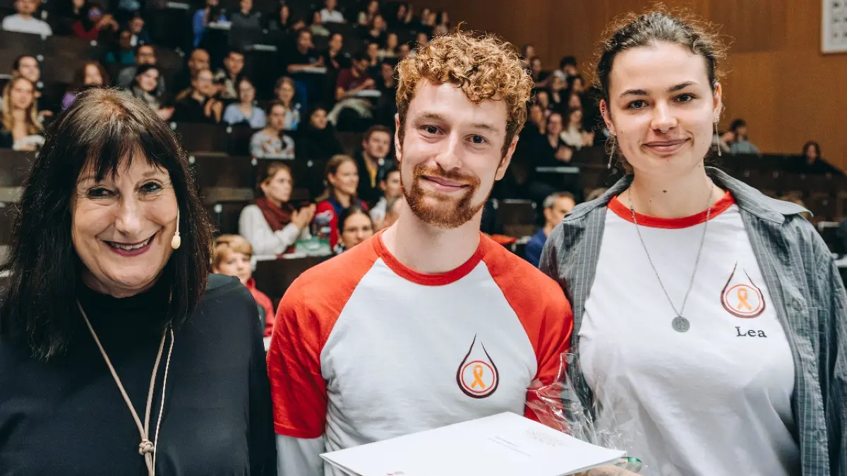 Professorin Karin Amos (links) überreichte den Preis für herausragendes studentisches Engagement an AIAS Tübingen, vertreten durch Lars Neumann und Lea Banhardt.