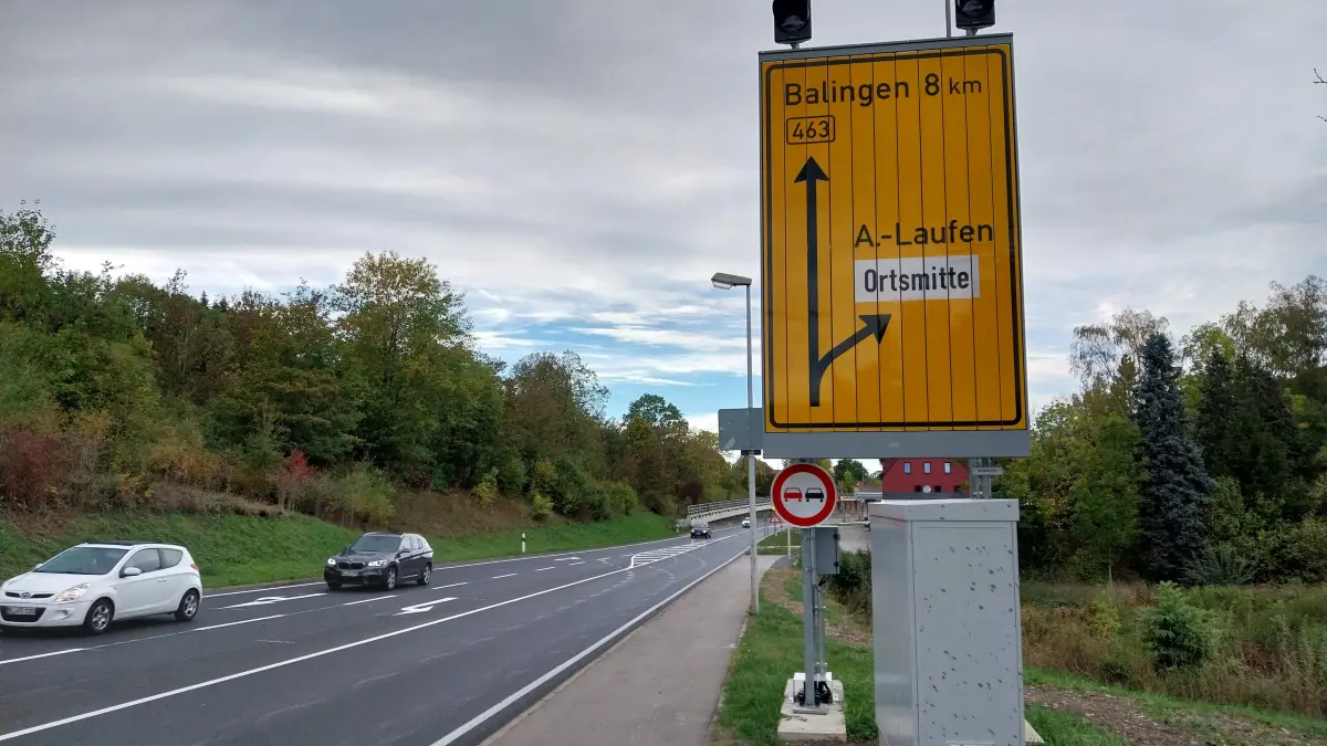 Freie Fahrt in Albstadt-Laufen auf der B463. Die Erneuerung der Fahrbahndecke ist abgeschlossen.