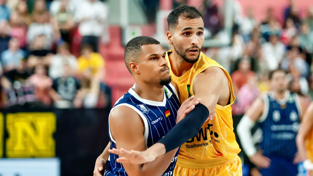 GER, Tigers Tuebingen vs. VfL SparkassenStars Bochum, Basketball, ProA, 5. Spieltag, Spielzeit 2026/2027, 16.10.2026: Gabriel Kuku (VfL SparkassenStars Bochum, #03) und Timothy Smith (Tigers Tuebingen, #02),
GER, Tigers Tuebingen vs. VfL SparkassenStars Bochum, Basketball, ProA, 5. Spieltag, Spielzeit 2026/2027, 16.10.2026
Foto: Kirsten Jaeger/Eibner-Pressefoto