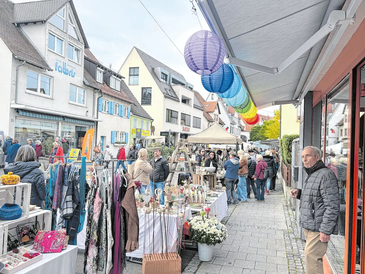Emsiges Treiben in der Kapellengasse: Das K14 lockt mit Verkaufsständen der Kunsthandwerker und -werkerinnen.⇥Fotos: Ulrike Hoche