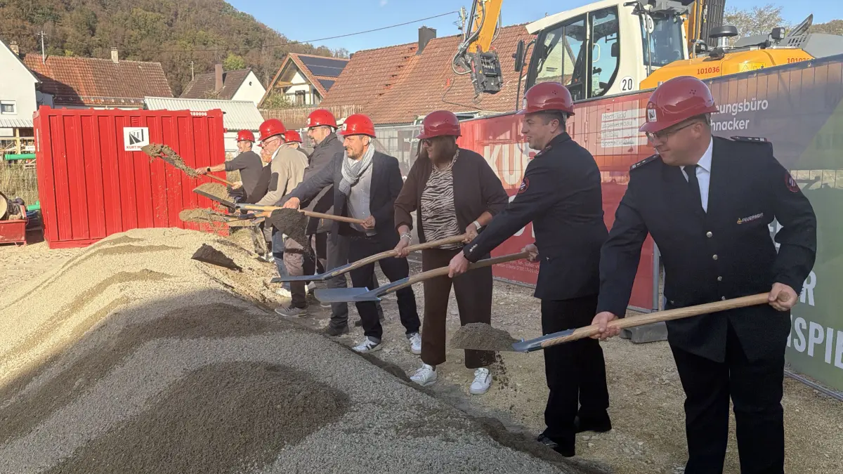 Großes Projekt für den Ort. Für das Feuerwehrgebäude in Schmiechen ist der Spatenstich erfolgt.