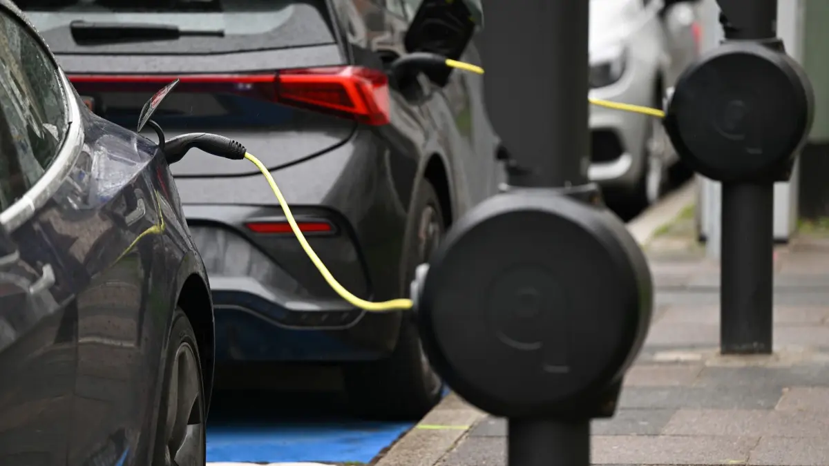 Elektroautos an E-Ladesäulen: E-Autos stehen an Ladesäulen. (zu dpa: «Wo Elektroautos besonders boomen»)