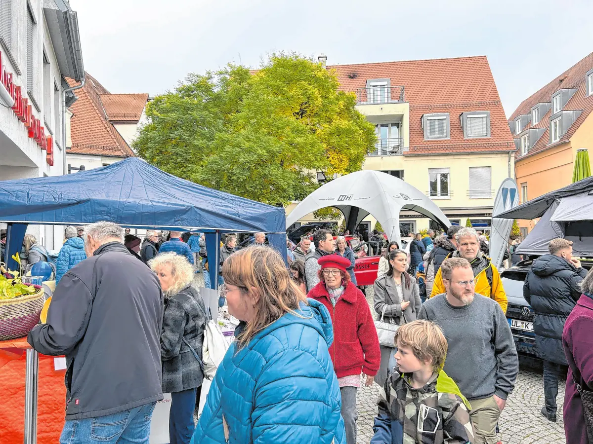 Der Söflinger Gemeindeplatz platzt fast aus den Nähten am verkaufsoffenen Sonntag.⇥