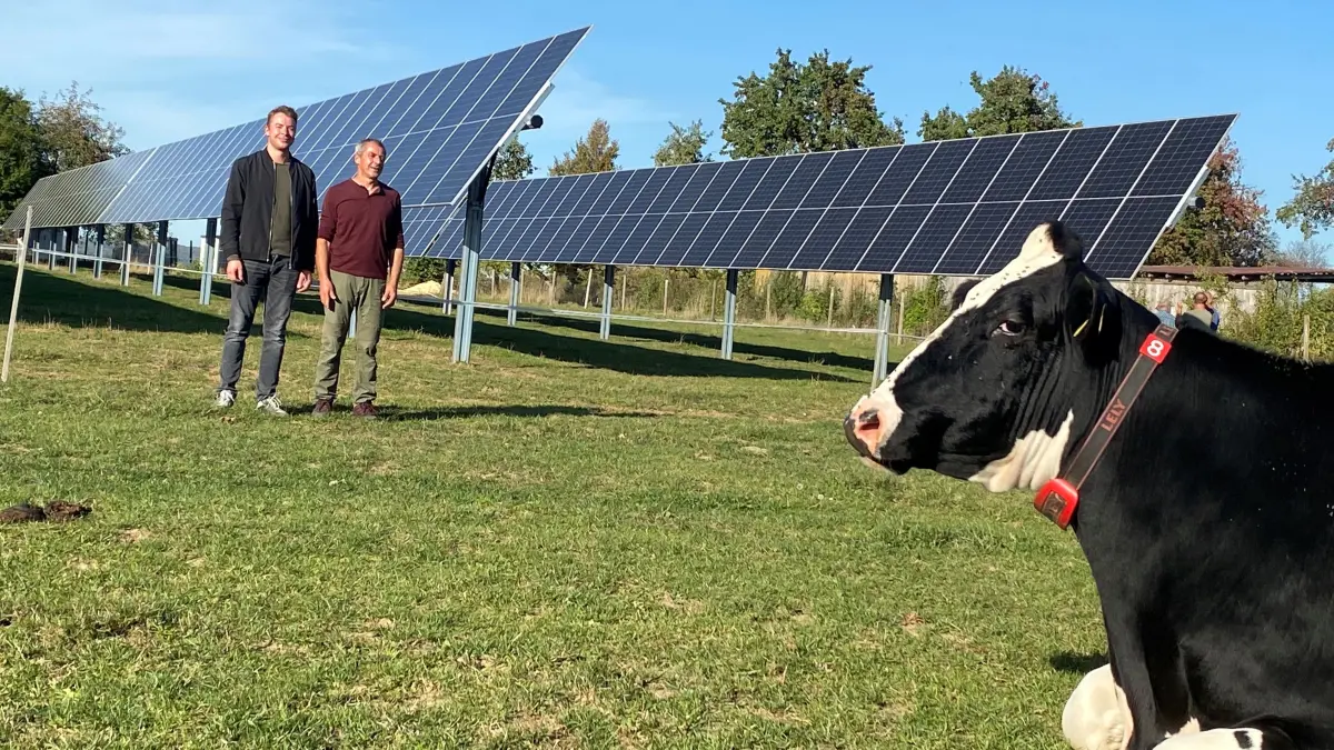 Christian (links) und Paul-Martin Seiffert vor ihrer Agri-PV-Anlage.