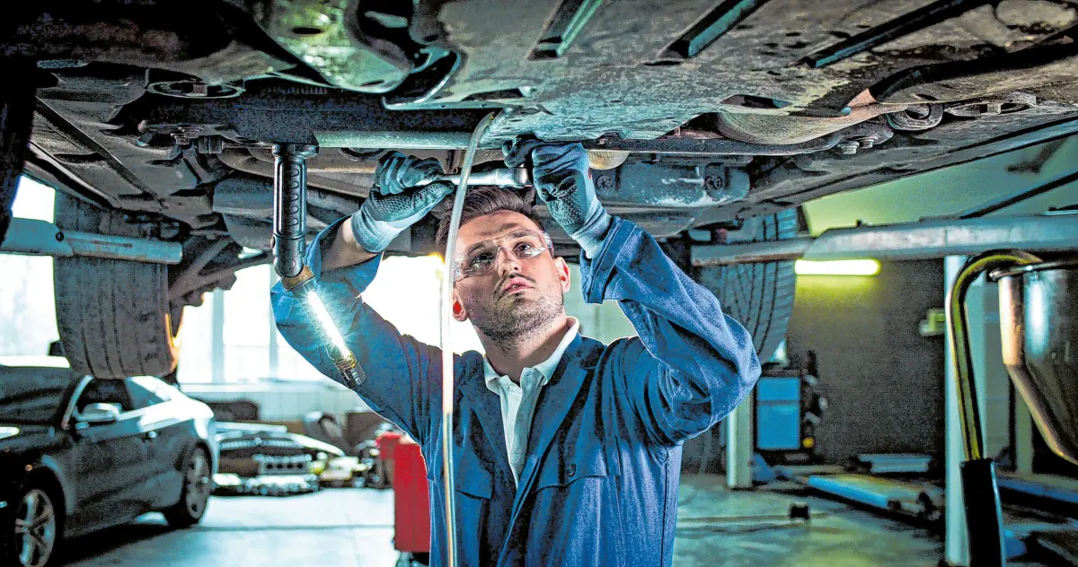 In einer Kfz-Werkstatt wird das Auto nicht nur äußerlich begutachtet, sondern gründlich geprüft. Fachleute erkennenverborgene Schäden frühzeitig und können notwendige Reparaturen gut einschätzen.⇥Foto: ihorvsn adobestock.com