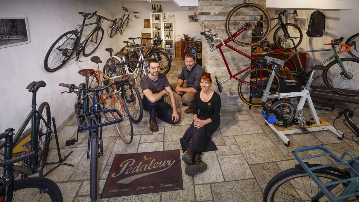 Der Fahrradkulturladen Pedaleur bricht seine Zelte in der Ulmer Radgasse ab. Was macht er in Zukunft? v.li. Nico Maier (monteur), Ole Schwind und Bernadette Gläser