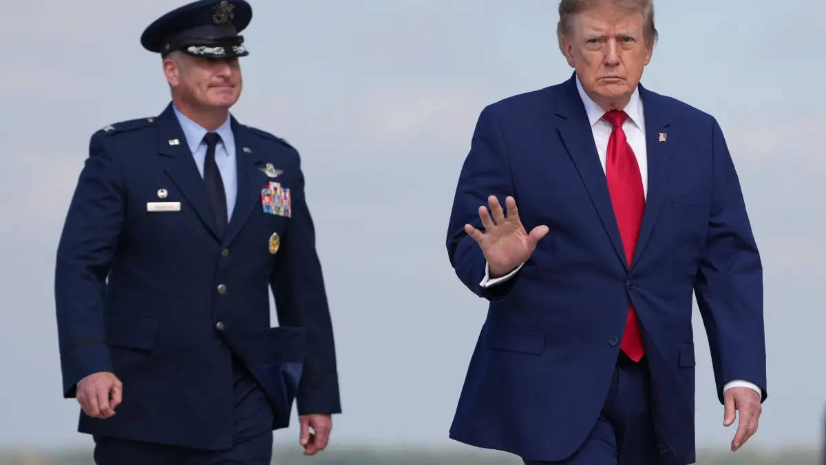 US-Präsident Trump: 16.10.2026, USA, Joint Base Andrews: US-Präsident Donald Trump (r) geht auf der Joint Base Andrews in Maryland zusammen mit Oberst Christopher Robinson von der Luftwaffe, dem Kommandeur des 89. Lufttransportgeschwaders, von der «Marine One» zur «Air Force One», um an Bord zu gehen. Foto: Mark Schiefelbein/AP/dpa +++ dpa-Bildfunk +++