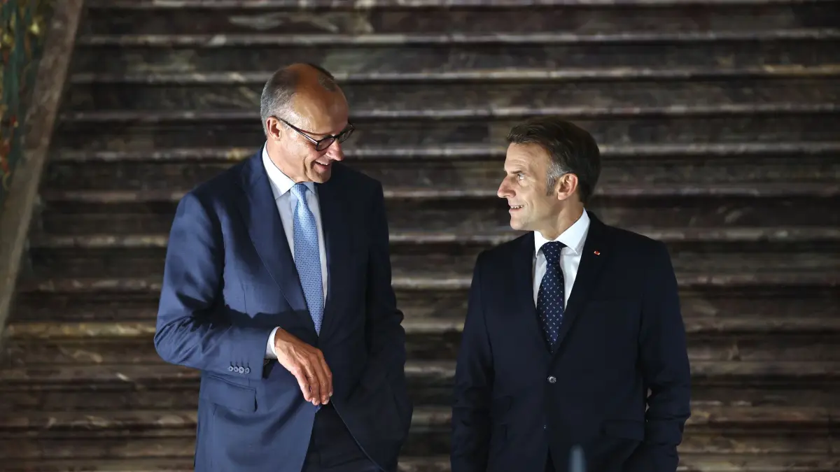 Merz und Macron: Bundeskanzler Friedrich Merz (l, CDU) und Emmanuel Macron, Präsident von Frankreich, kommen zu einer Pressekonferenz nach einem Treffen des Deutsch-Französischen Ministerrats im Rahmen von Regierungskonsultationen beider Länder auf Schloss Augustusburg. (zu dpa: «Deutschland und Frankreich legen Auto-Vorschläge vor»)