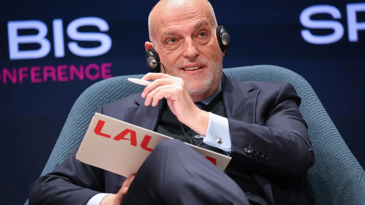 LaLiga-Präsident Javier Tebas: Javier Tebas, Präsident LaLiga (Spanische Fußballliga), spricht bei einem Podiumsgespräch auf der Branchenkonferenz Spobis im CCH (Congress Center Hamburg). (zu dpa: «Club fordert Rücktritt: Ligachef wirft Real Nazi-Methode vor»)