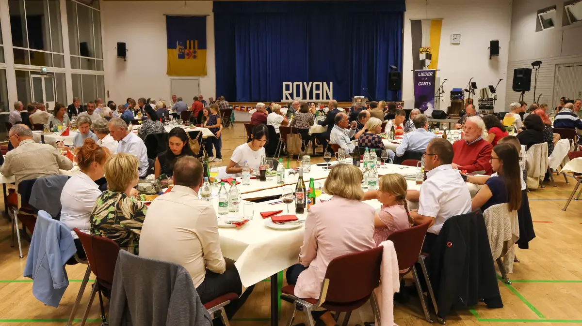 Partnerschaftsabend in der festlich geschmückten Frommerner Festhalle