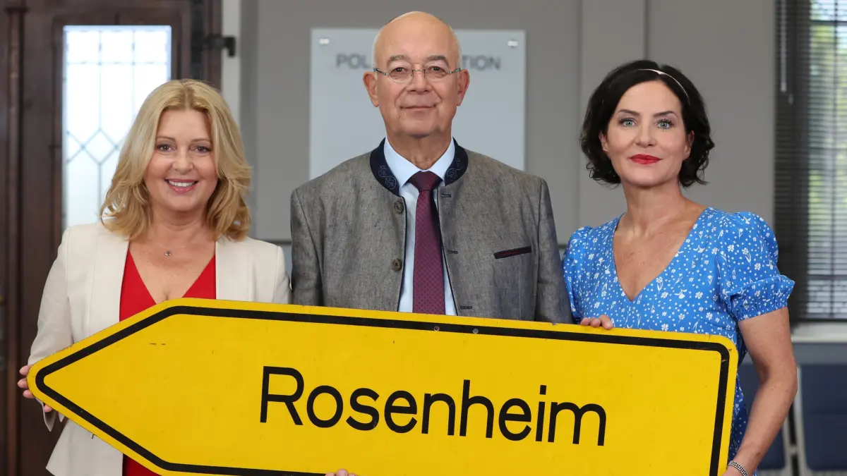 Fototermin „Rosenheim-Cops“: ARCHIV - 14.10.2023, Bayern, München: Karin Thaler (l-r), Alexander Duda und Marisa Burger stehen bei einem Fototermin der Fernsehserie "Rosenheim-Cops" auf dem Bavaria-Film-Gelände. (zu dpa: «Alexander Duda hört bei «Rosenheim-Cops» auf») Foto: Karl-Josef Hildenbrand/dpa +++ dpa-Bildfunk +++