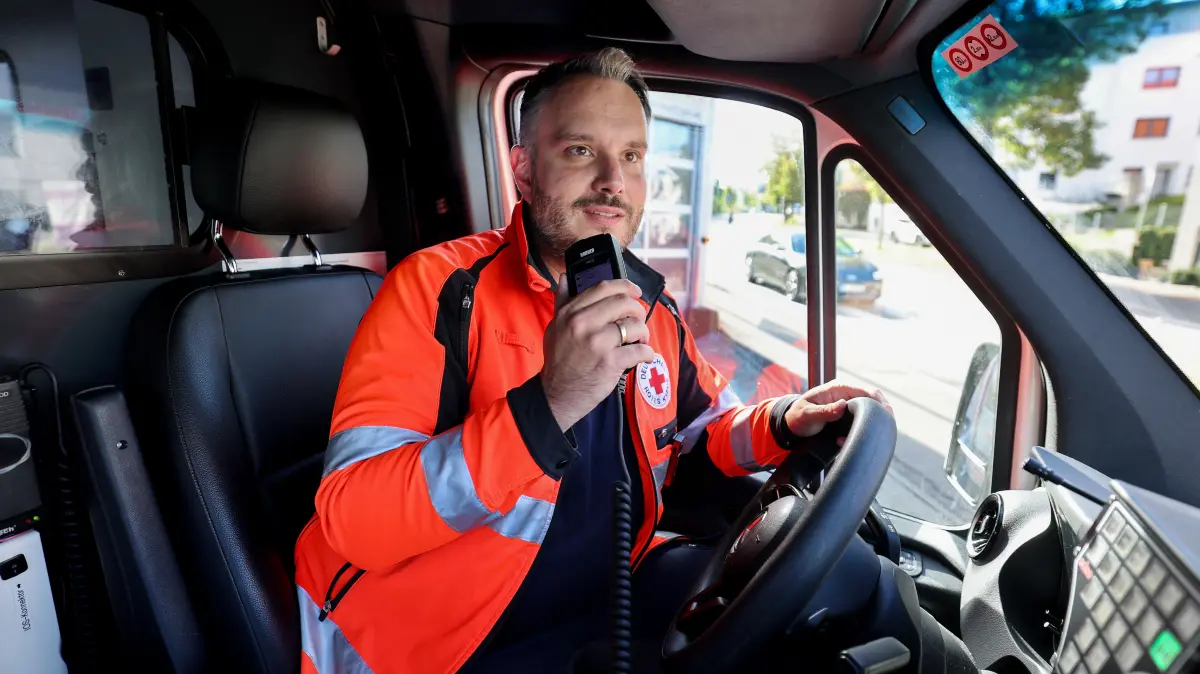 Michael Schmidt in seinem Rettungswagen.